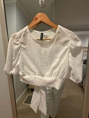 Divided H&M White Puff Sleeve Tie Back Crop Top